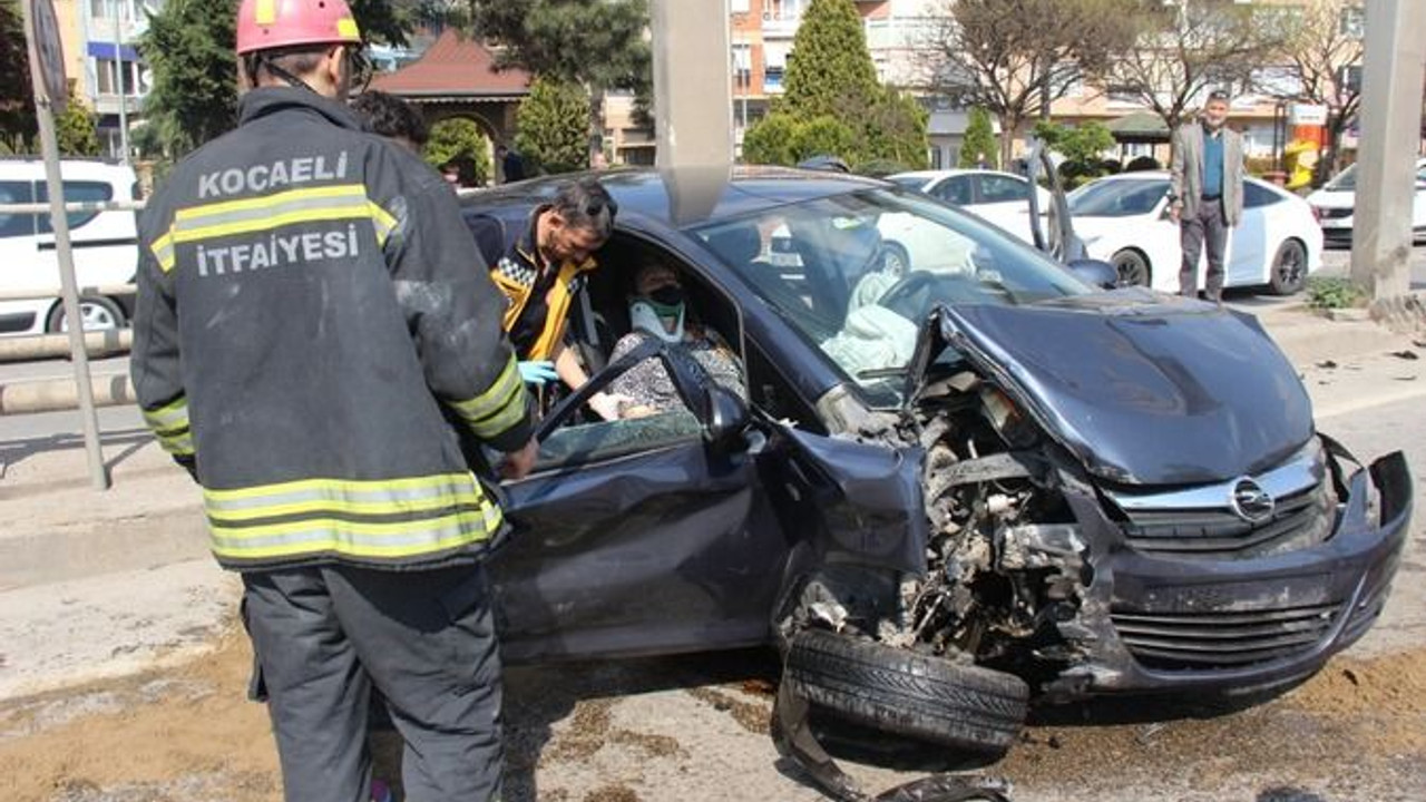 Otomobil hurdaya döndü, yaralılar araçta sıkıştı