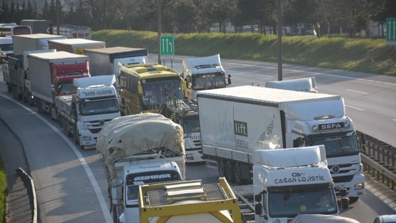 Kamyon devrildi, TEM'de trafik kilitlendi