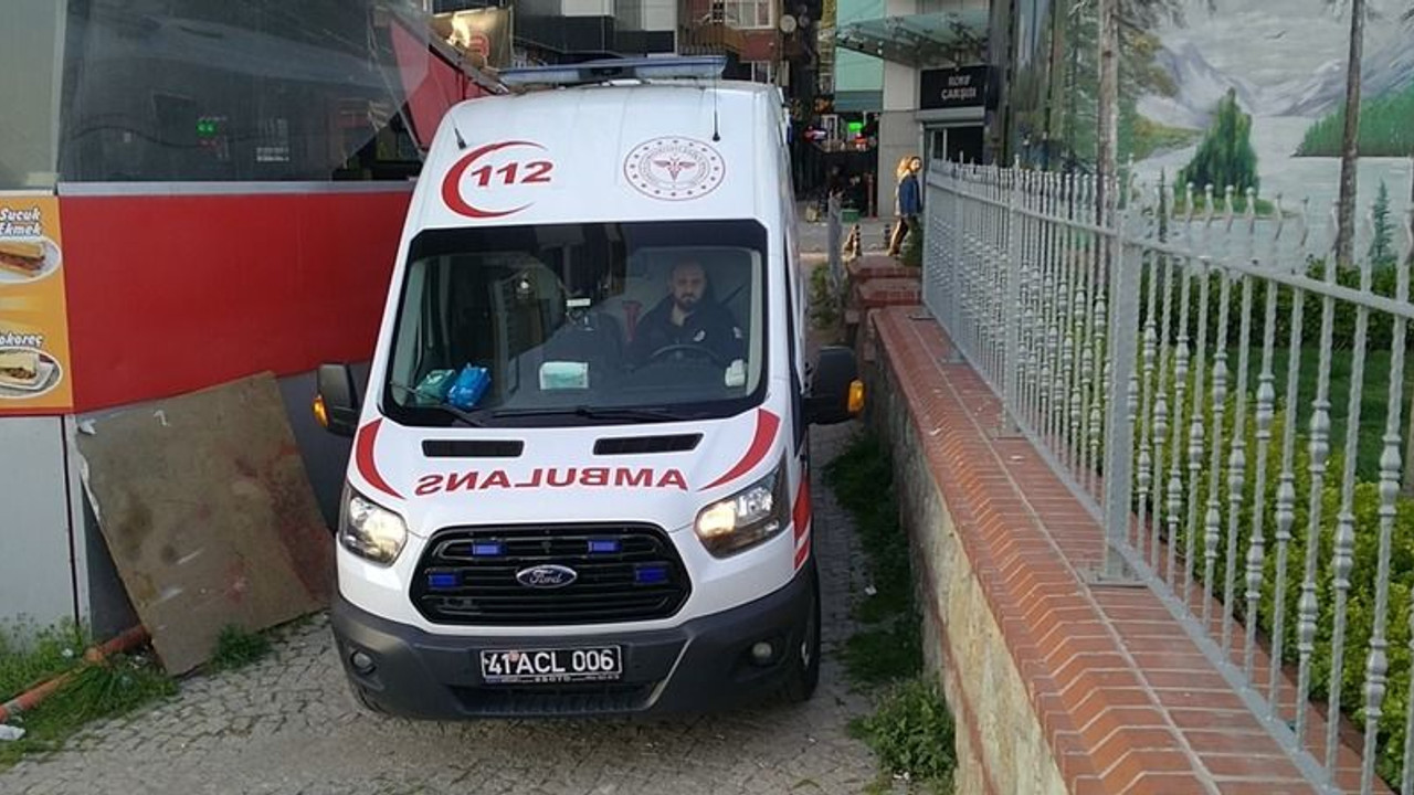 Kendisini kovalayan 3 kişi tarafından bıçaklandı!