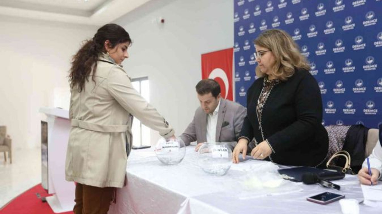 Kentsel dönüşüm projesinde 47 hak sahibi kura heyecanı yaşadı