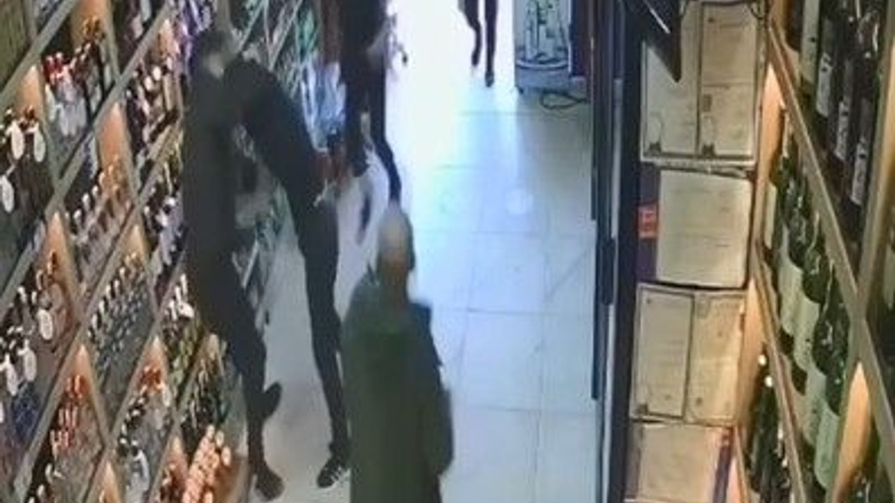 Korkuyla sığındığı iş yerinde defalarca bıçaklandı! O anlar kamerada
