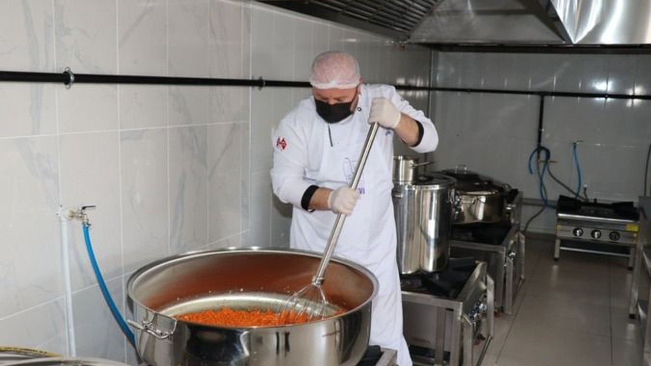İhtiyaç sahibi ve öğrencilere gün boyu sıcak yemek