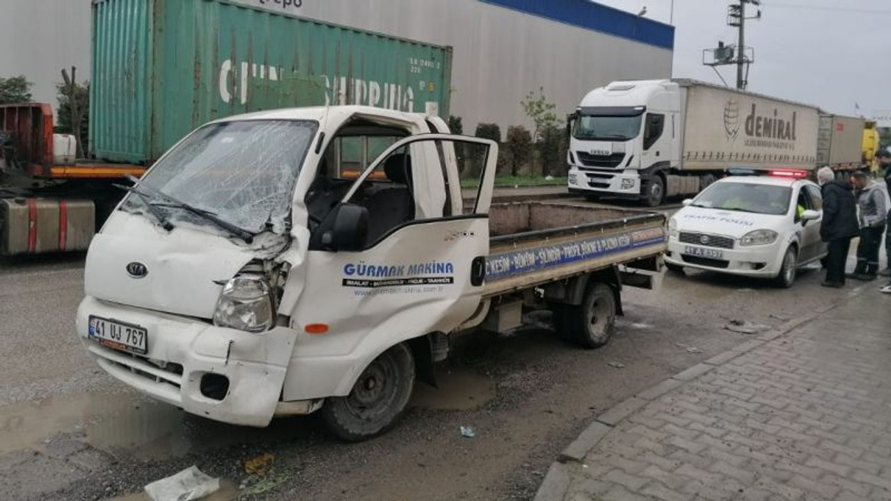 Park halindeki tıra çarptı sürücü araçta sıkıştı