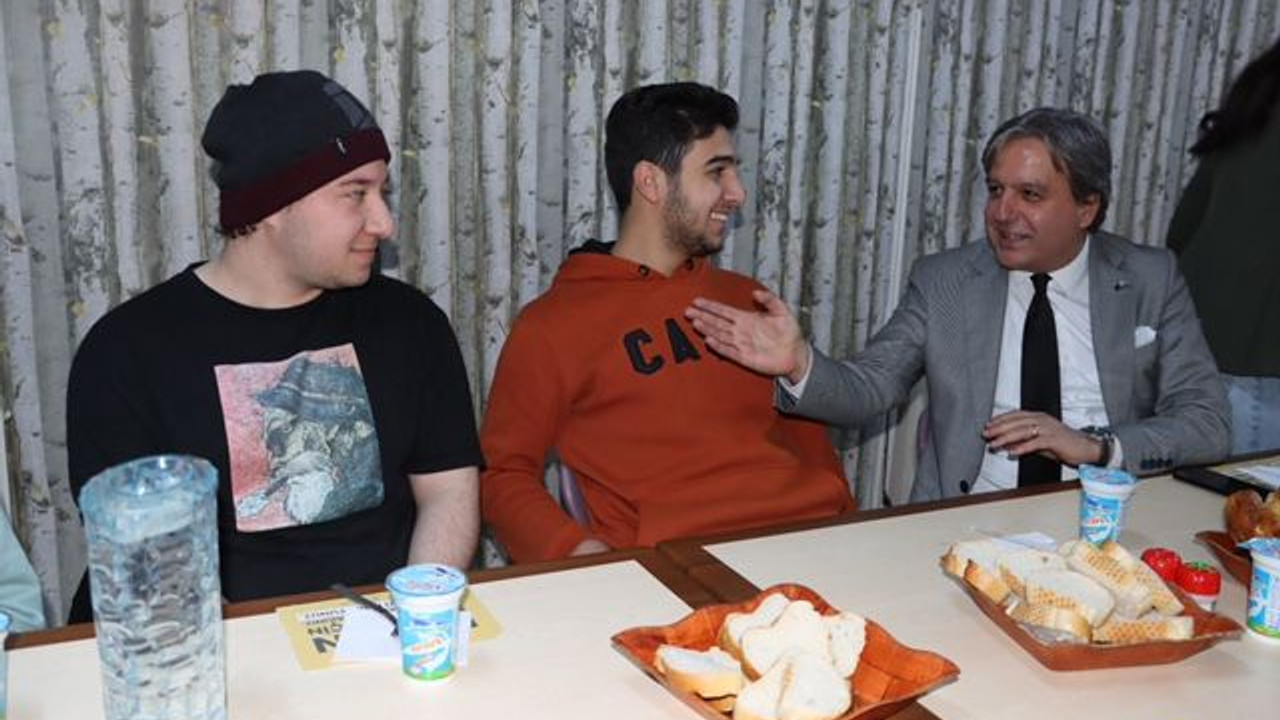 CHP’liler üniversitelilere “askıda genç bilet” kampanyasını anlattı