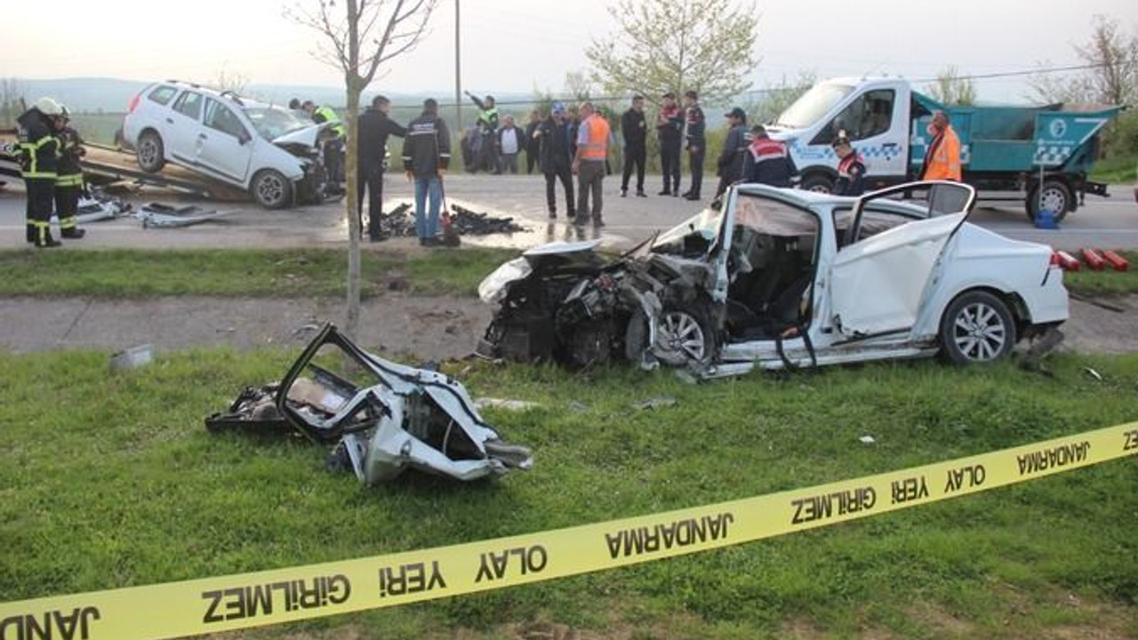 İçlerinde muhtar da var...Karşı şeride geçen otomobil dehşet saçtı: 2 ölü, 1 ağır yaralı