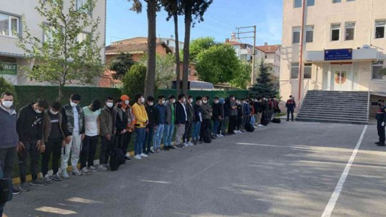 TEM’de 46 kaçak göçmen yakalandı, 3 kişi tutuklandı