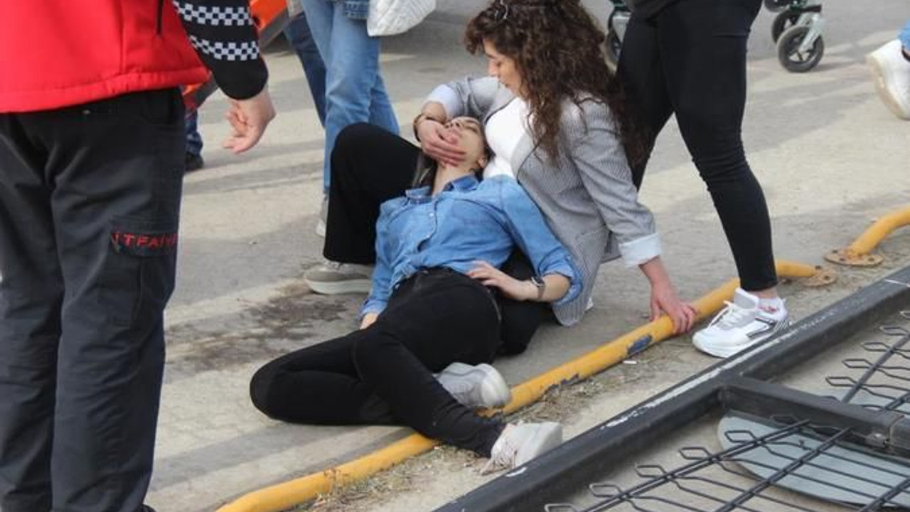 İş yerini açmak isterken üzerine demir kapı devrildi!
