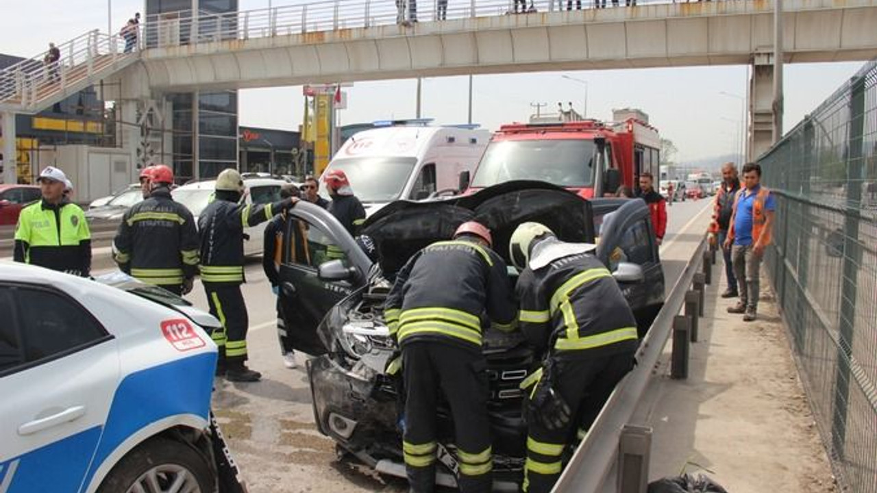 3 aracın karıştığı kazada SÜRÜCÜ OTOMOBİL İÇİNDE SIKIŞTI