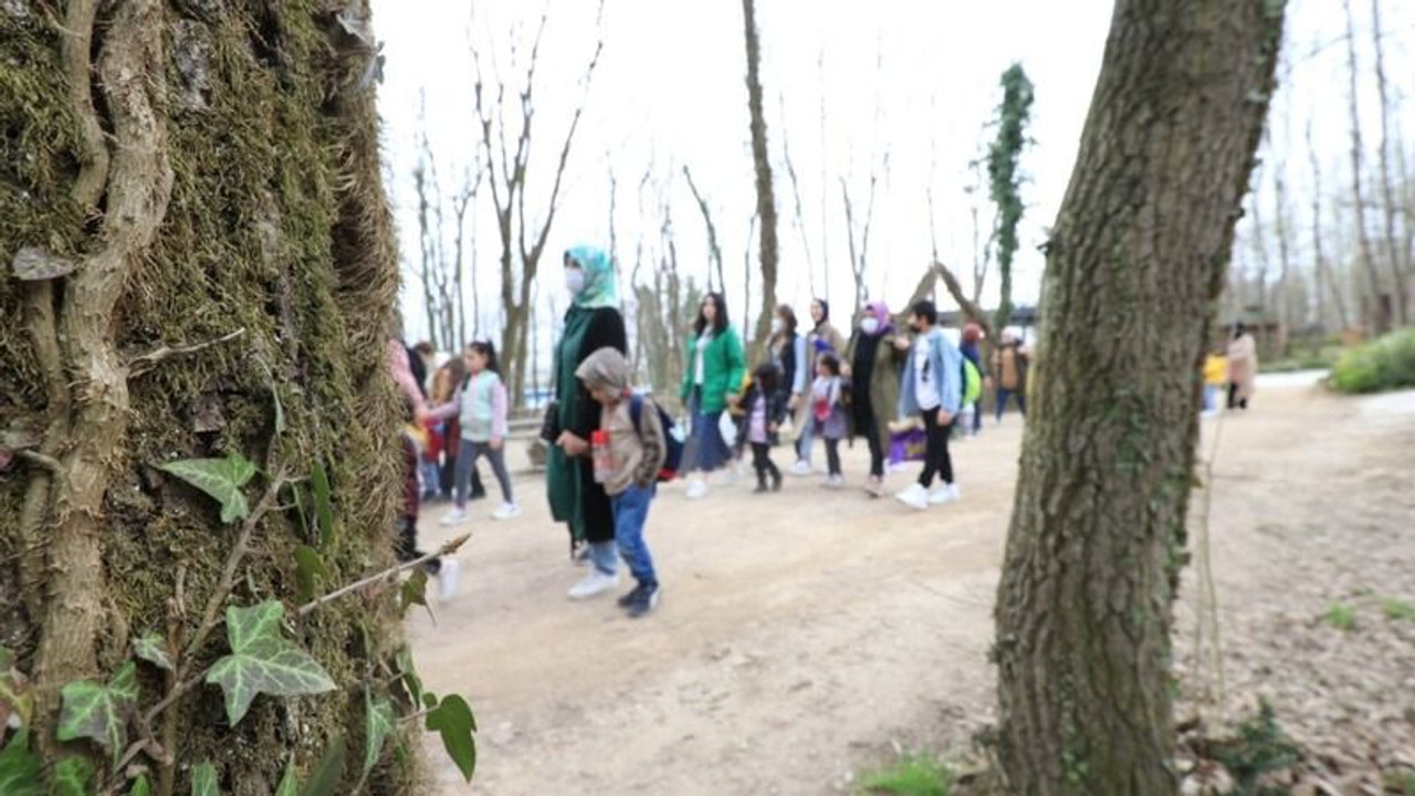 Anne ve çocuklar Ormanya’da