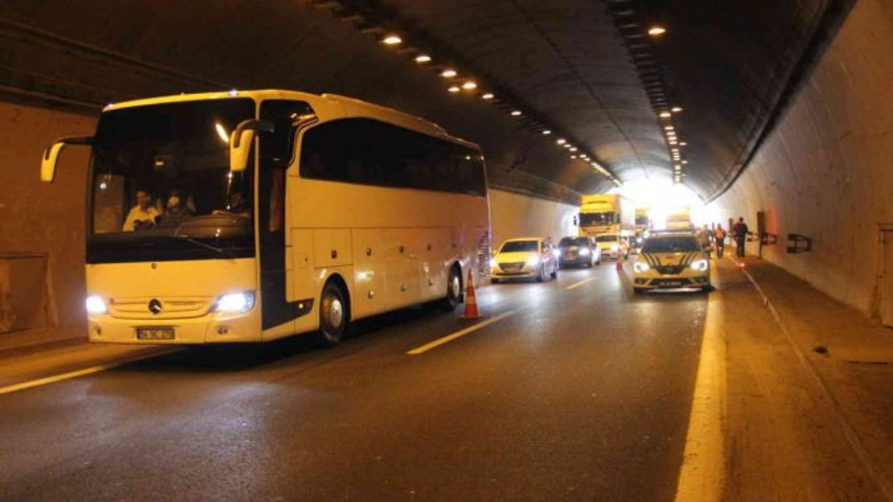 İçinde 20 kişinin bulunduğu otobüse tır çarptı