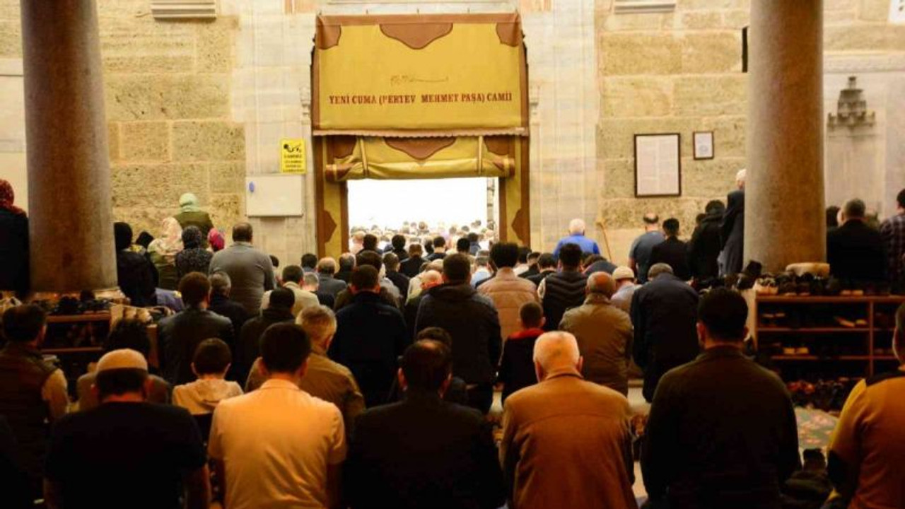 Kadir Gecesinde binler, camilere akın etti