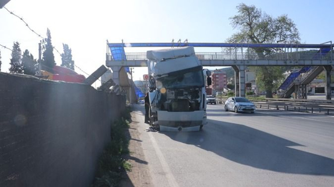 Üst geçit çöktü faciaya ramak kaldı!