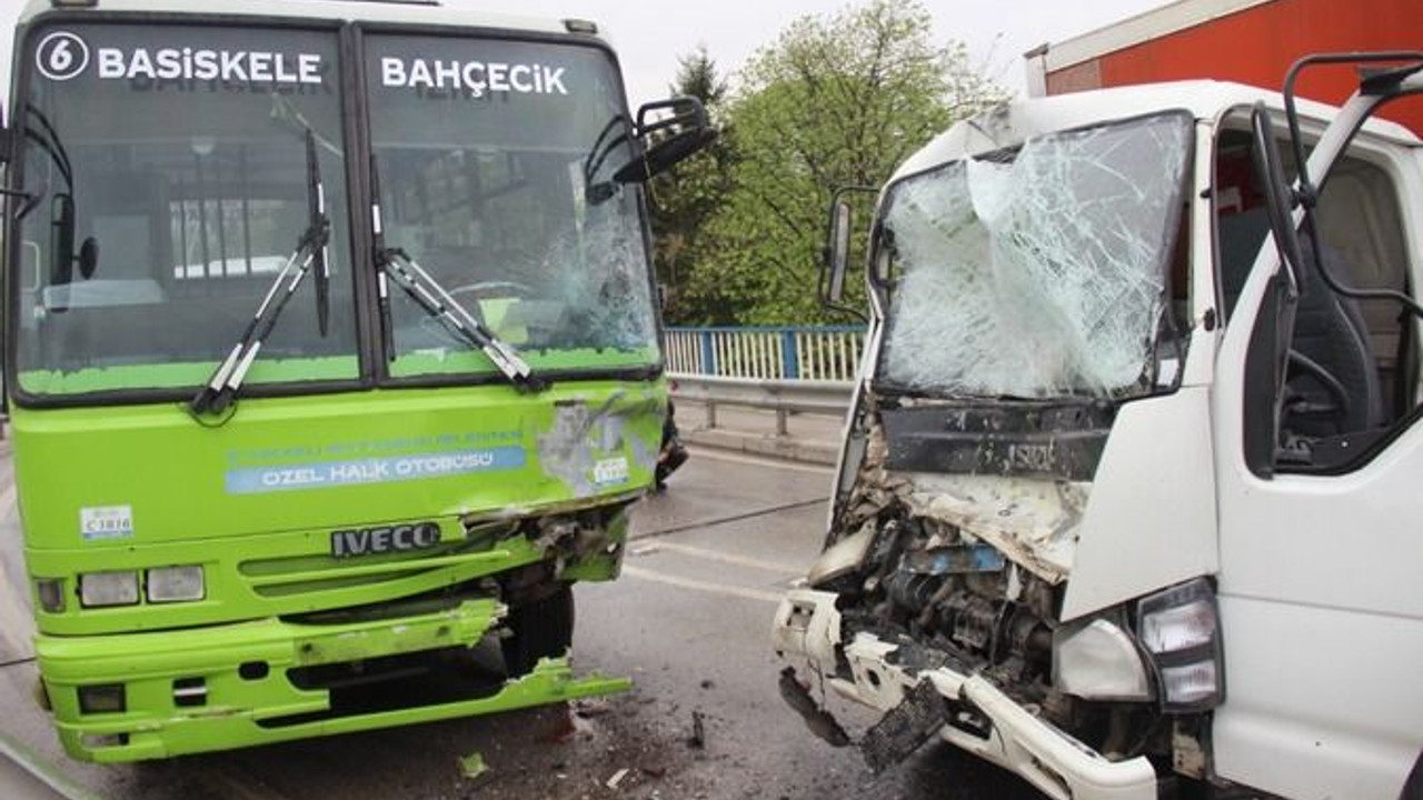 Kamyonetle halk otobüsü kafa kafaya çarpıştı: Yaralılar var!