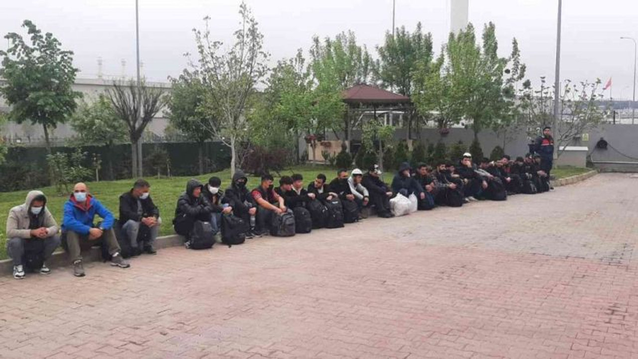 Durdurulan araçtan 27 kaçak göçmen çıktı!