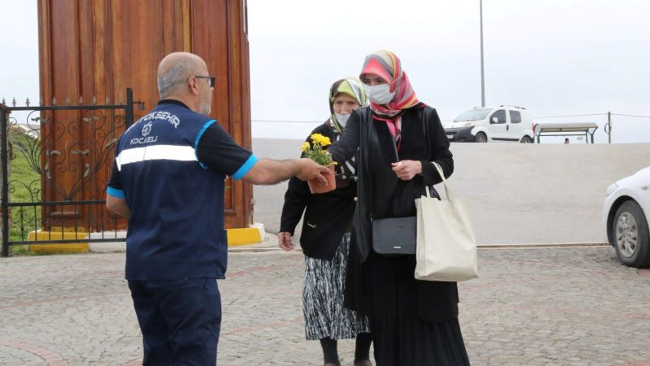 Büyükşehirden arife günü mezarlıklarda çiçek dağıtımı