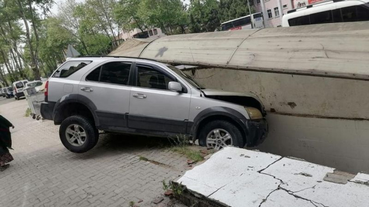 Fren yerine gaza basınca duvara çarptı