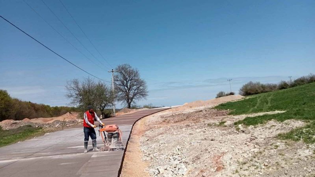 Derince Çal - Turaş köyleri bağlantısına beton yol yapılıyor