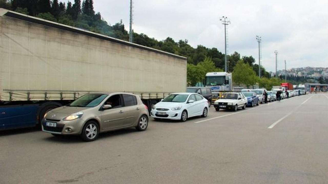 Tatilciler dönüş yolunda feribotlarda yoğunluk oluşturdu