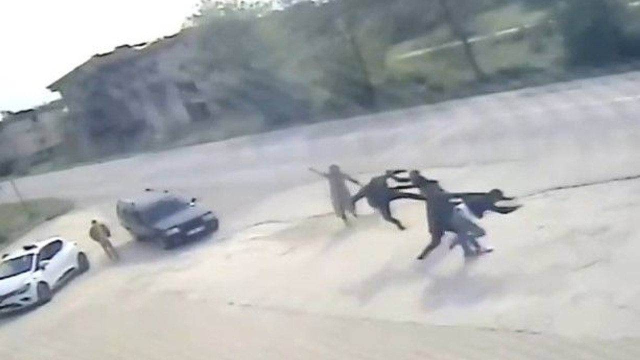 Araçlardan inip tekme tokat birbirlerine girdiler!