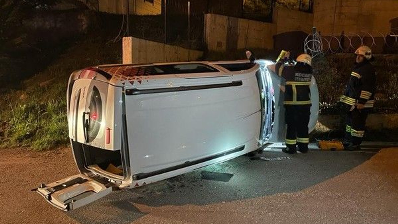 Kontrolden çıkan araç betona çarpıp yan yattı