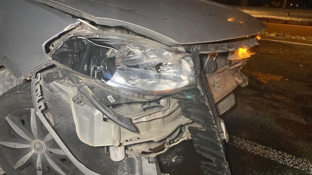 Otomobiliyle bariyere çarptı