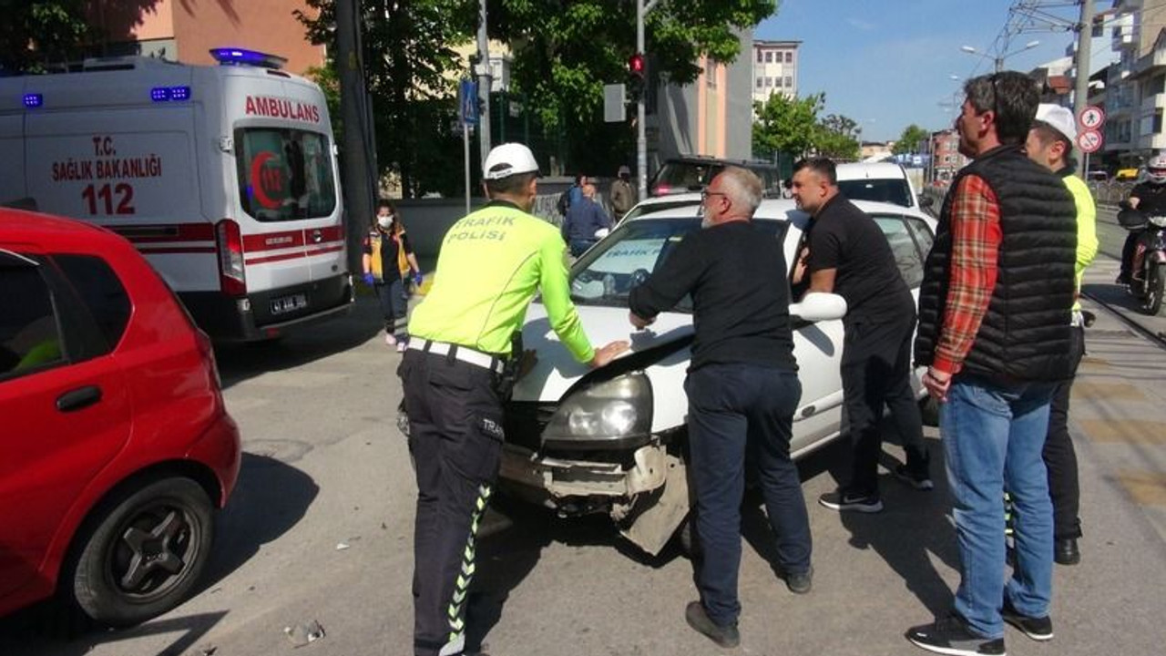 Kavşakta çarpıştılar: Yaralılar var!