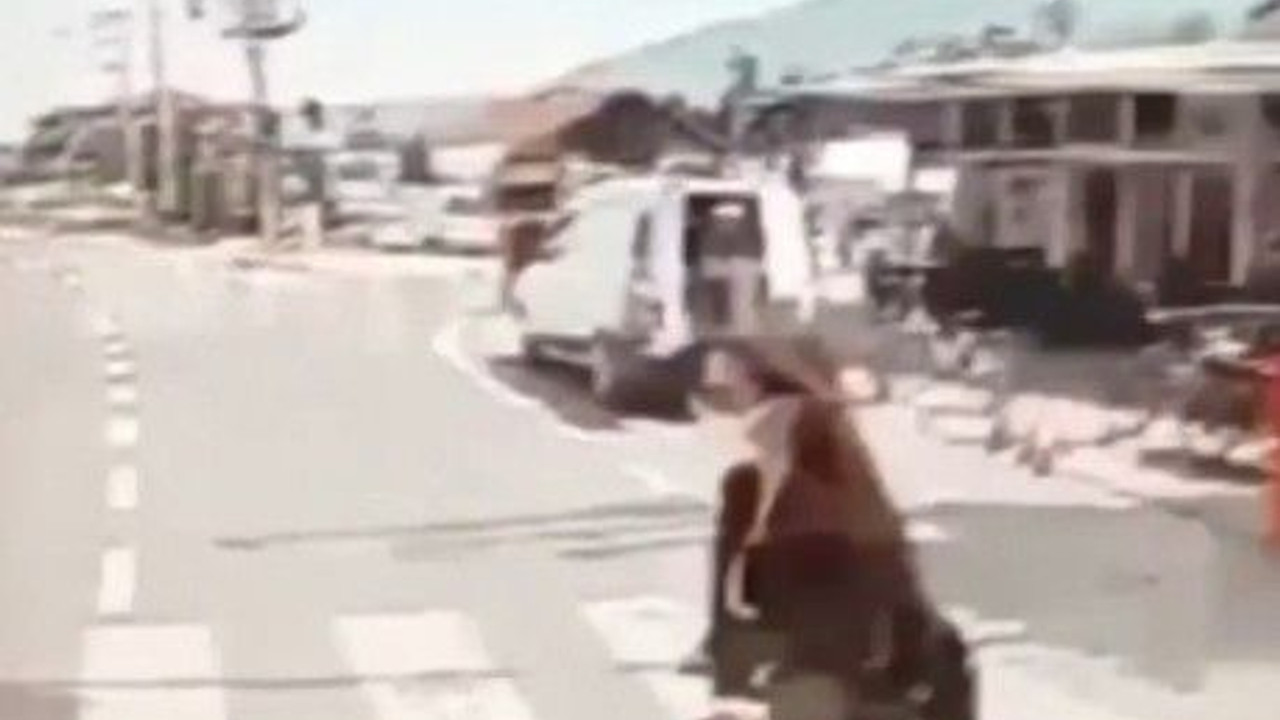 Aracın çarptığı kadın ALDIRMADAN YOLUNA DEVAM ETTİ