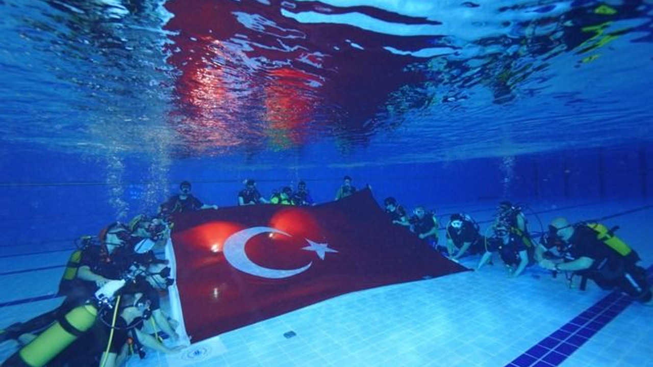 Suyun altında Türk bayrağını dalgalandırdılar