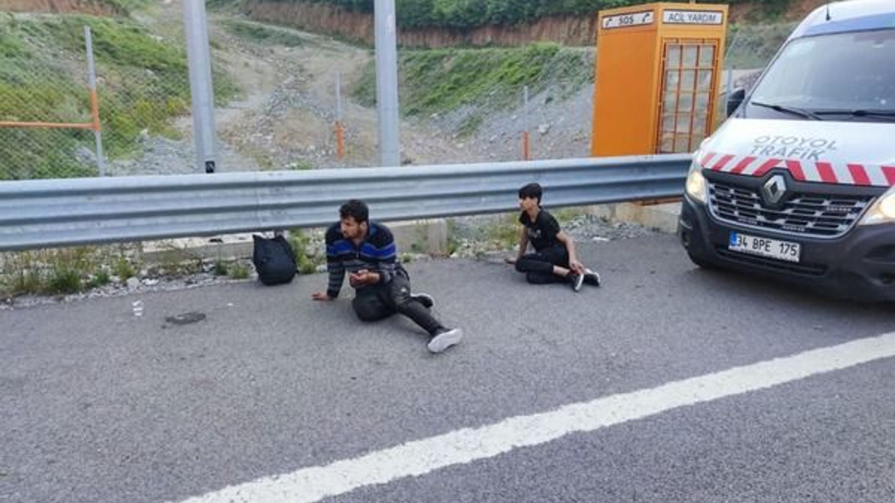 Römorklu yol bakım aracına çarpıp takla attı: YARALILAR VAR!