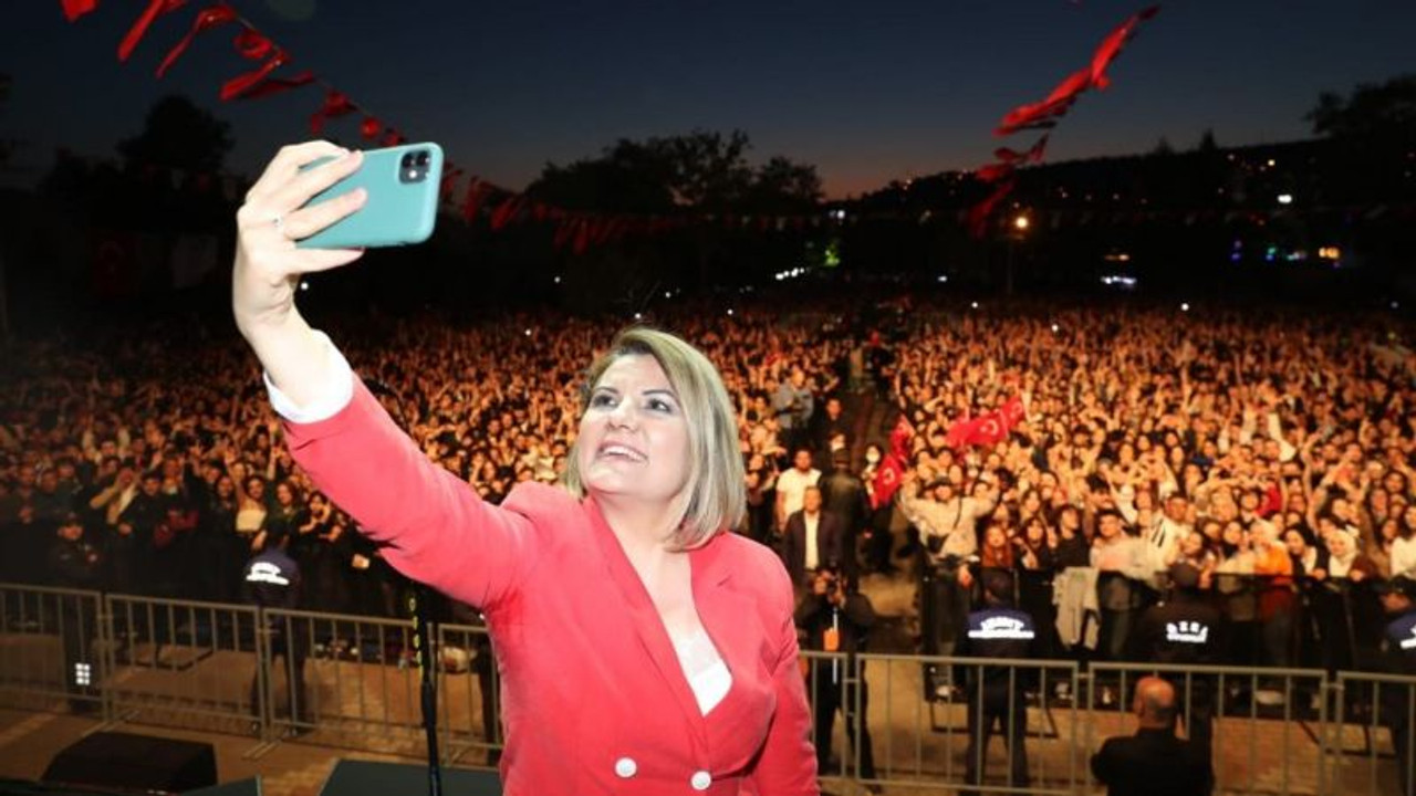 Hürriyet Athena konserinde gençlere seslendi