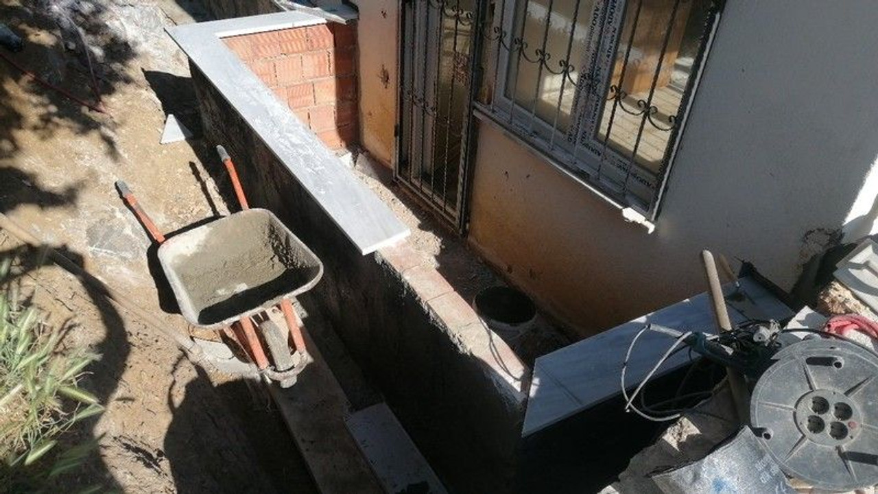 Evine balkon yapmak isterken DÜŞEREK YARALANDI
