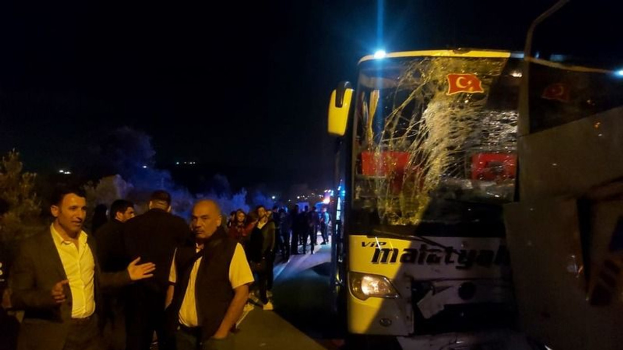 Minibüs ve iki yolcu otobüsü zincirleme kazaya karıştı: Yaralılar var