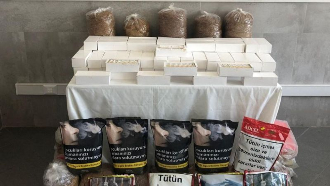 Piyasaya sürülmeye hazır onlarca kilo kaçak tütün ve binlerce makaron ele geçirildi