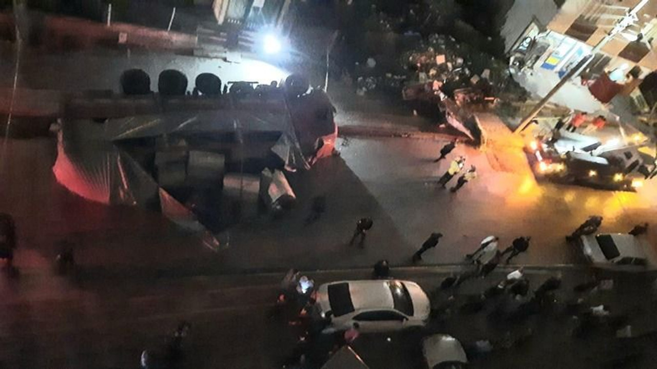 Freni boşalan kamyon kamelyaya daldı!
