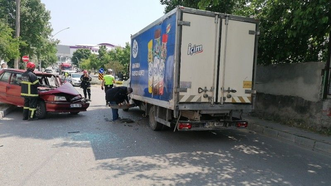 Kamyonet ile otomobil çarpıştı, sürücü araçta sıkıştı