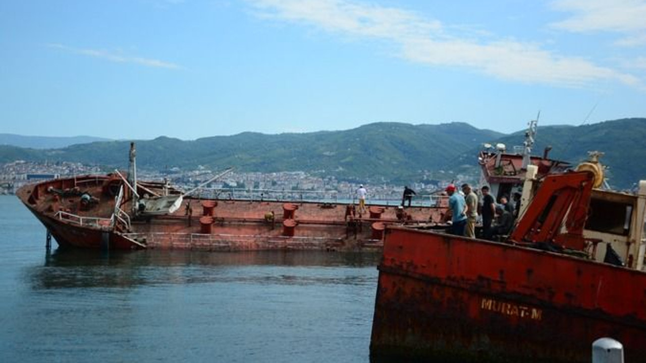 Kocaeli'de gemi mezarlığı...14 yıldır çürüyorlar