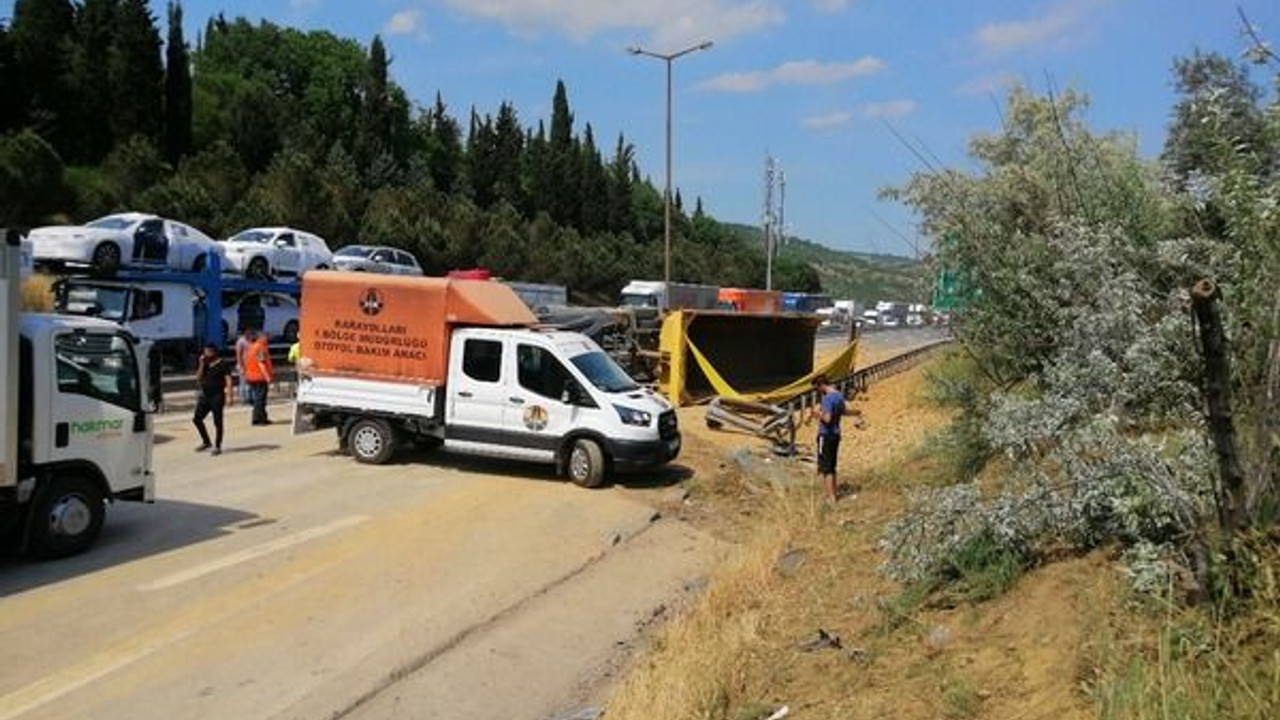 Kamyon devrildi, tonlarca hafriyat yola döküldü