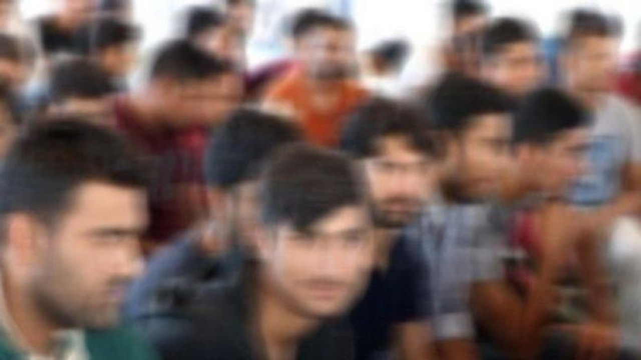 Durdurulan araçtan 32 düzensiz göçmen çıktı