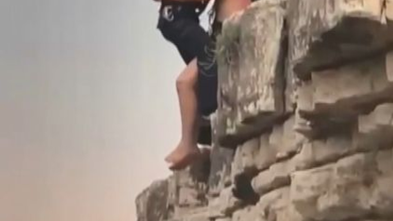 Denize atlamak için çıktığı kayadan atlayamayınca mahsur kaldı