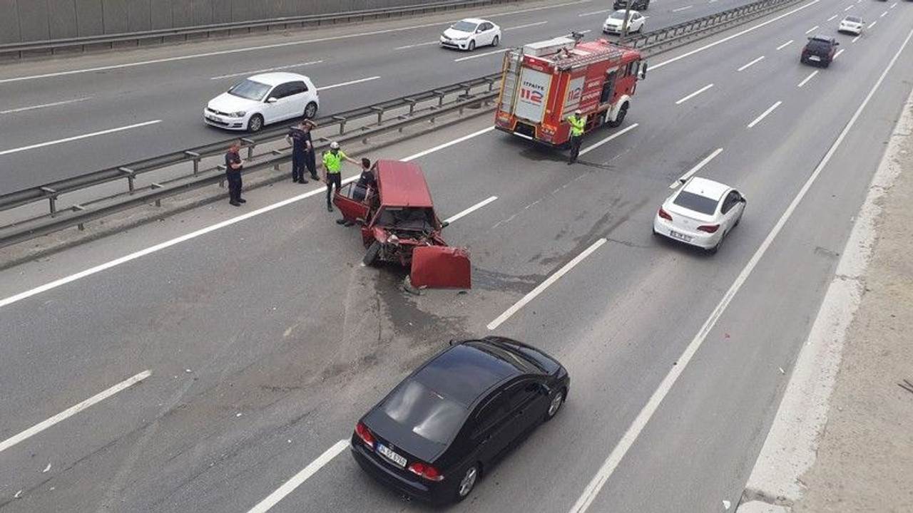 Bariyerlere çarpan otomobil HURDAYA DÖNDÜ