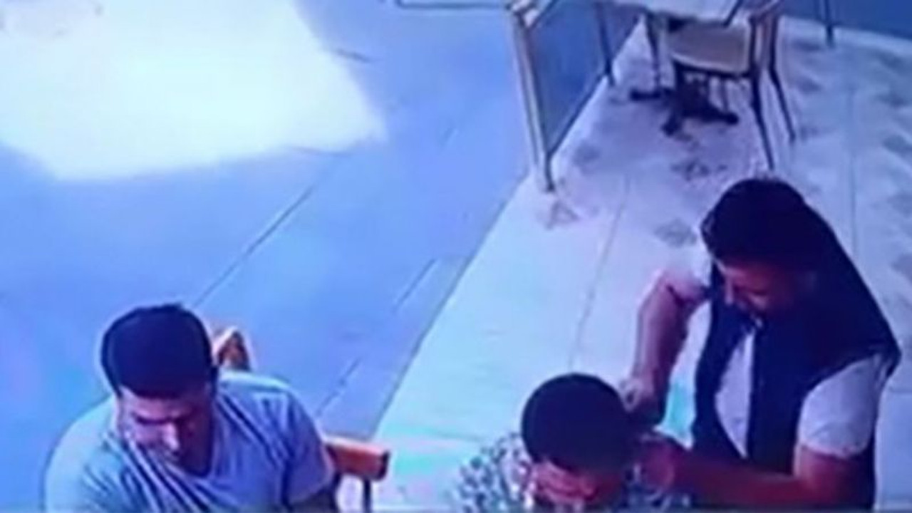 Husumetlisini börekçide yakalayıp kulağını kesti