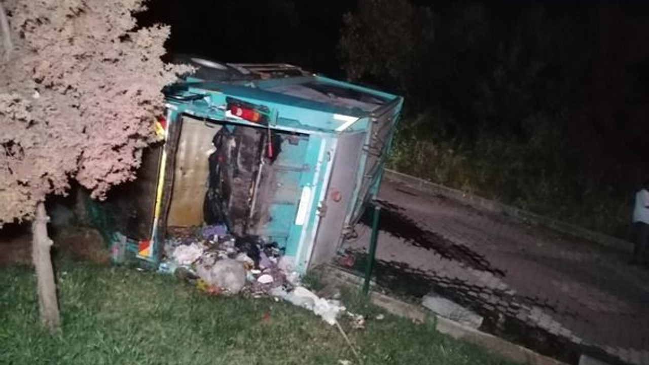 Yokuşta geriye kayan çöp kamyonu devrildi