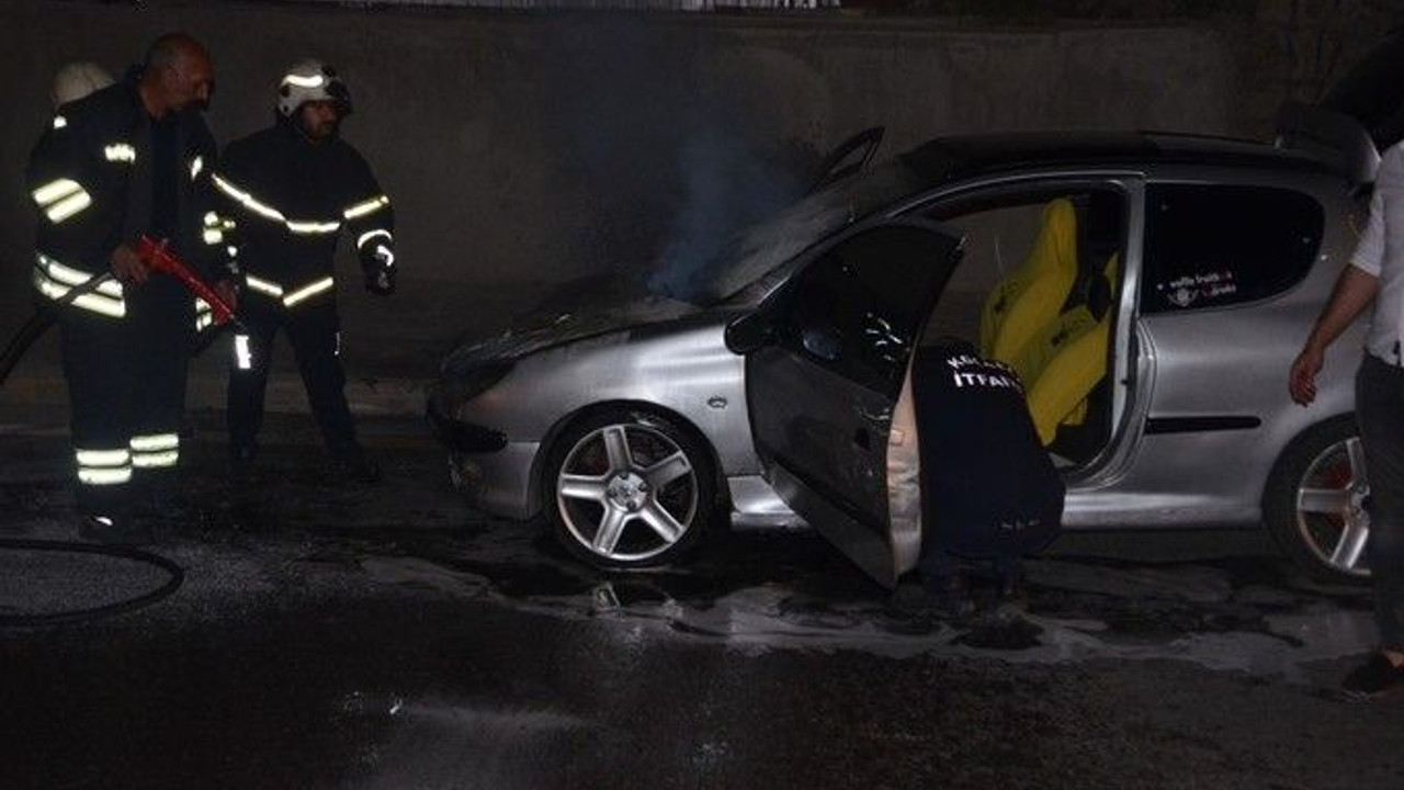 Yeni aldığı otomobili seyir halindeyken yandı