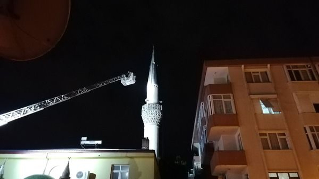 Fırtına, caminin minaresindeki sac levhayı söktü