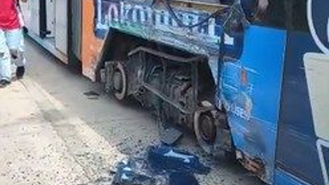 Kocaeli'de TRAMVAYLAR ÇARPIŞTI!