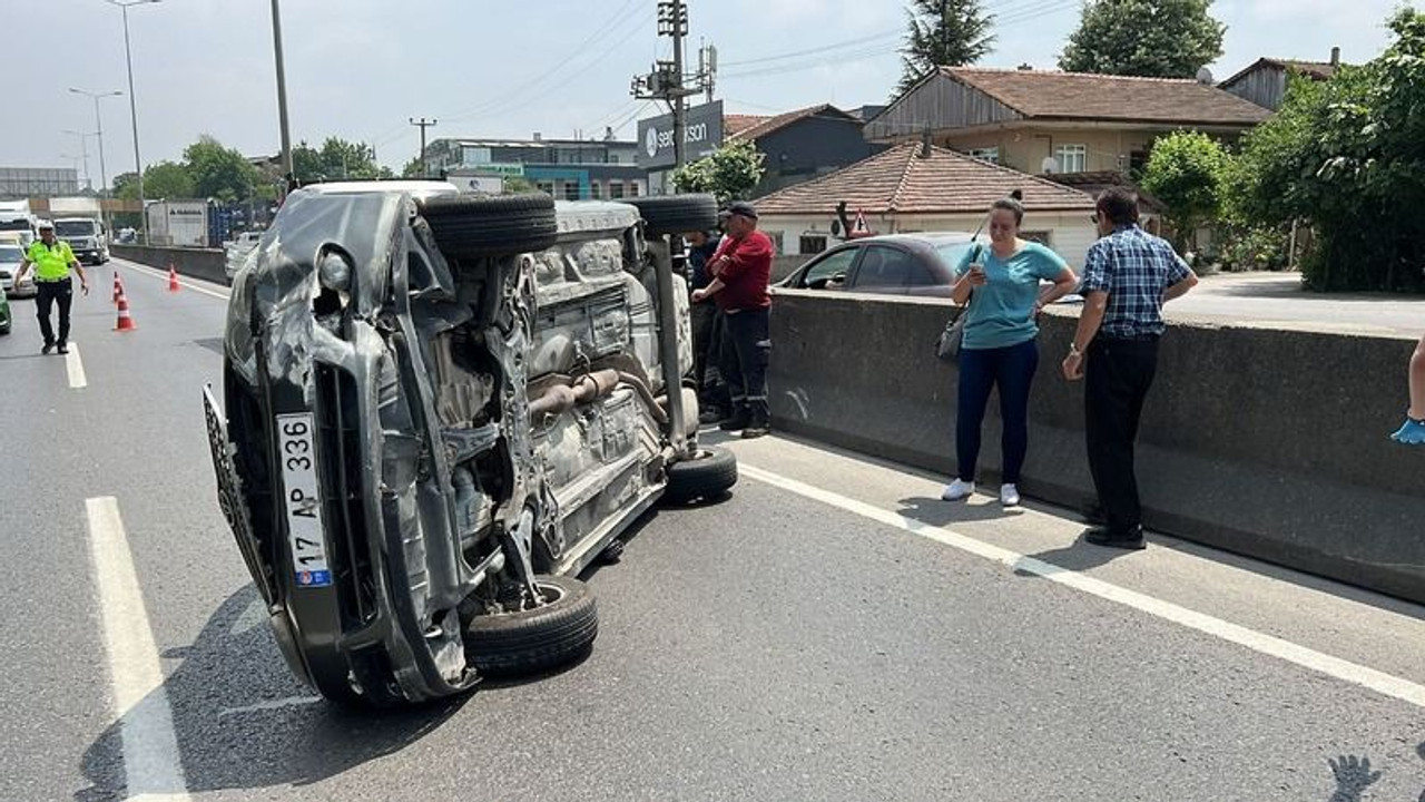 Kamyonun çarptığı otomobil takla attı