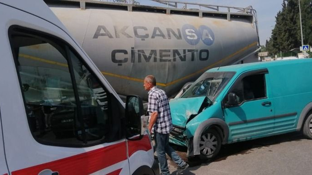 Beton mikseriyle hafif ticari araç çarpıştı!