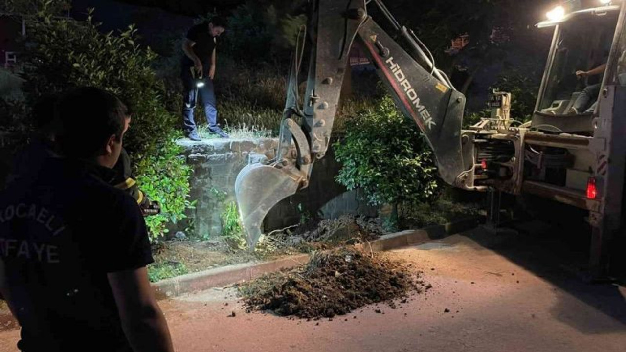 Yavru kedi gider borusunda sıkıştı, ekipler seferber oldu