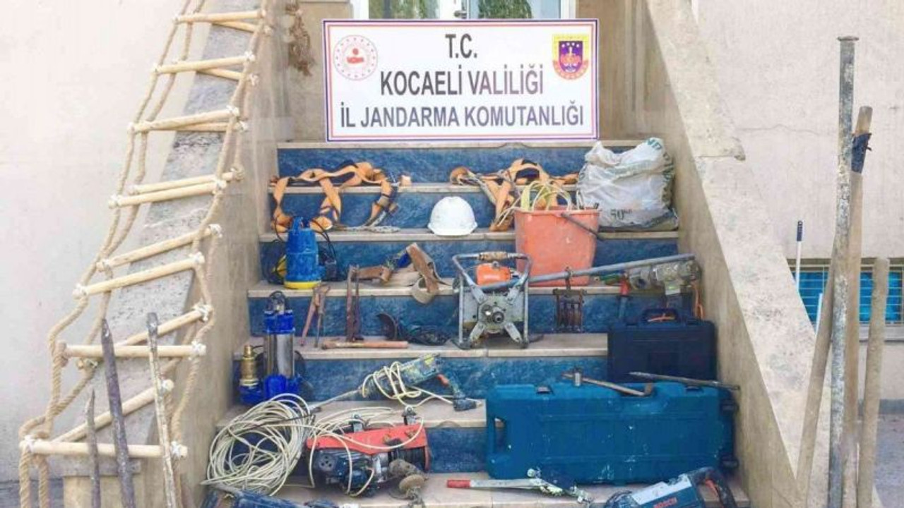 Tarihi eser bulmak için kaçak kazı yapan 8 şahsa jandarma şoku