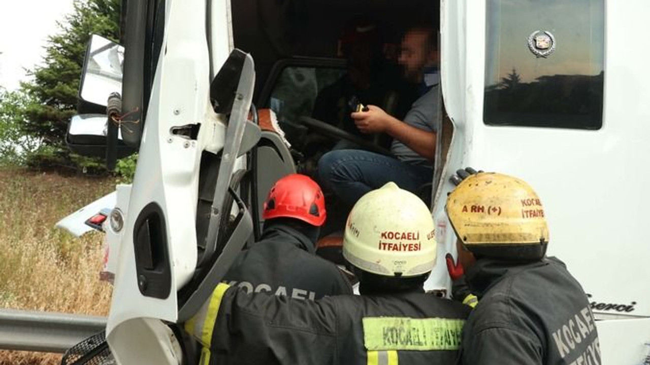 Kocaeli'de tır ile kamyon çarpıştı, sürücü araçta sıkıştı
